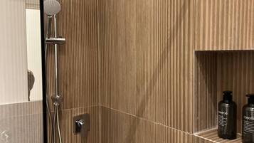 Doccia, asciugacapelli, bidet, asciugamani