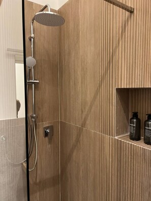 Douche, sèche-cheveux, bidet, serviettes fournies