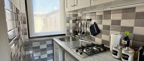 Een koelkast, een microgolfoven, een kookplaat