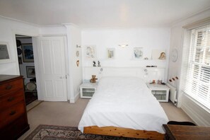 1 habitación, escritorio, tabla de planchar con plancha y wifi 