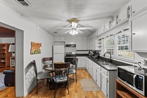 Microwave, oven, stovetop - Peaceful Cabin Home-Minutes from Guntersville City Harbor and Boat Launches (Guntersville)