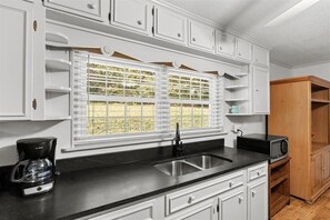 Microwave, oven, stovetop - Peaceful Cabin Home-Minutes from Guntersville City Harbor and Boat Launches (Guntersville)