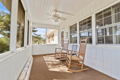 Peaceful Cabin Home-Minutes from Guntersville City Harbor and Boat Launches