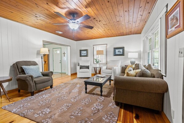 Smart TV - Peaceful Cabin Home-Minutes from Guntersville City Harbor and Boat Launches (Guntersville)