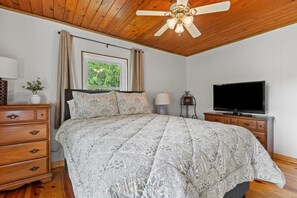 2 bedrooms, iron/ironing board, WiFi, bed sheets - Peaceful Cabin Home-Minutes from Guntersville City Harbor and Boat Launches (Guntersville)