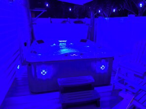 Tina de hidromasaje al aire libre