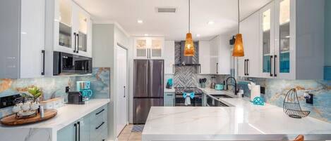 Een koelkast, een microgolfoven, een oven, een kookplaat