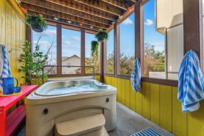 Indoor spa tub - Amazing game room! hot tub! Great location! (Hollister)