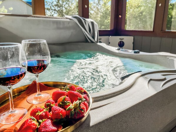 Outdoor spa tub - Hallmark Christmas till Feb! Gameroom, hot tub (Hollister)