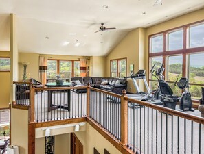 Interior - Hallmark Christmas till Feb! Gameroom, hot tub (Hollister)