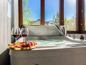 Interior - Hallmark Christmas till Feb! Gameroom, hot tub (Hollister)