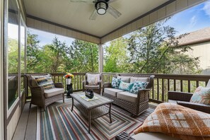 Terrace/patio - Mini-Red Rock! Hot tub, Firepit, Dogs Welcome, (Hollister)