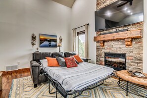 2 bedrooms, desk, iron/ironing board, travel cot - Mini-Red Rock! Hot tub, Firepit, Dogs Welcome, (Hollister)