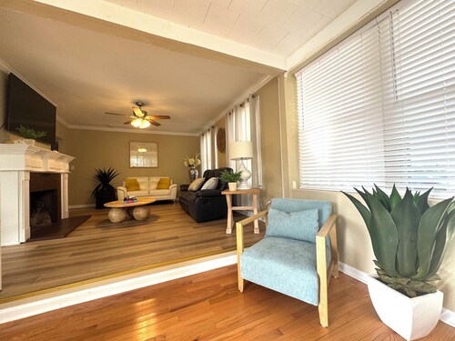 2B1BA  Central - Airport, Riverside, Zoo, Beach