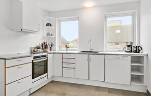 Kjøleskap, kokeplater, oppvaskmaskin og kaffetrakter/tekoker