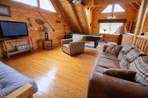 Smart TV y chimenea 
