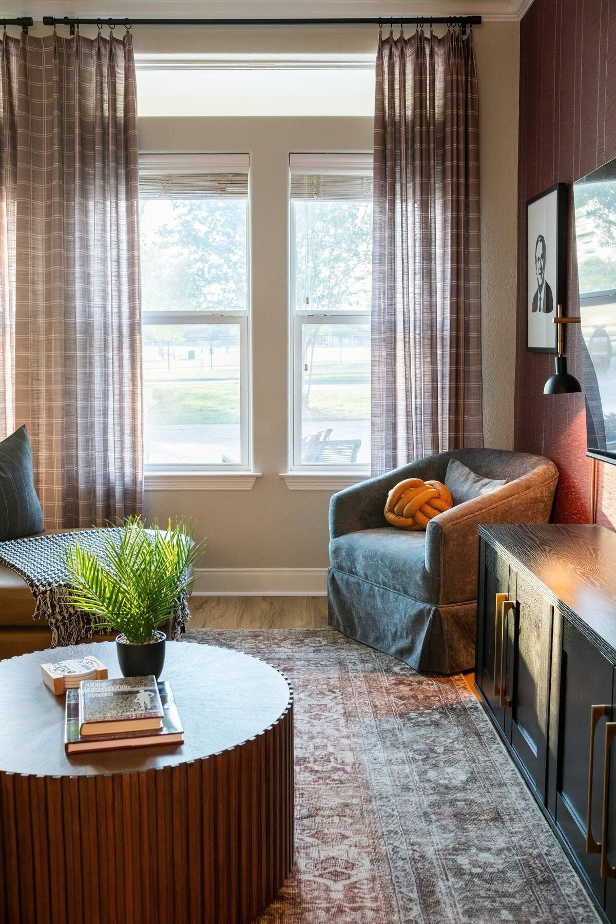 TV connectée, baby-foot, livres