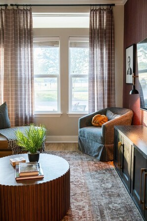 Smart-TV, Tischfußball, Bücher