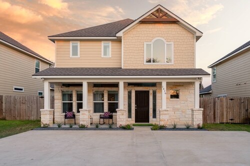 A&M LUXURY GAME DAY HOUSE - 1 mile to Kyle Field, Hot Tub, Fire Pit, Golf