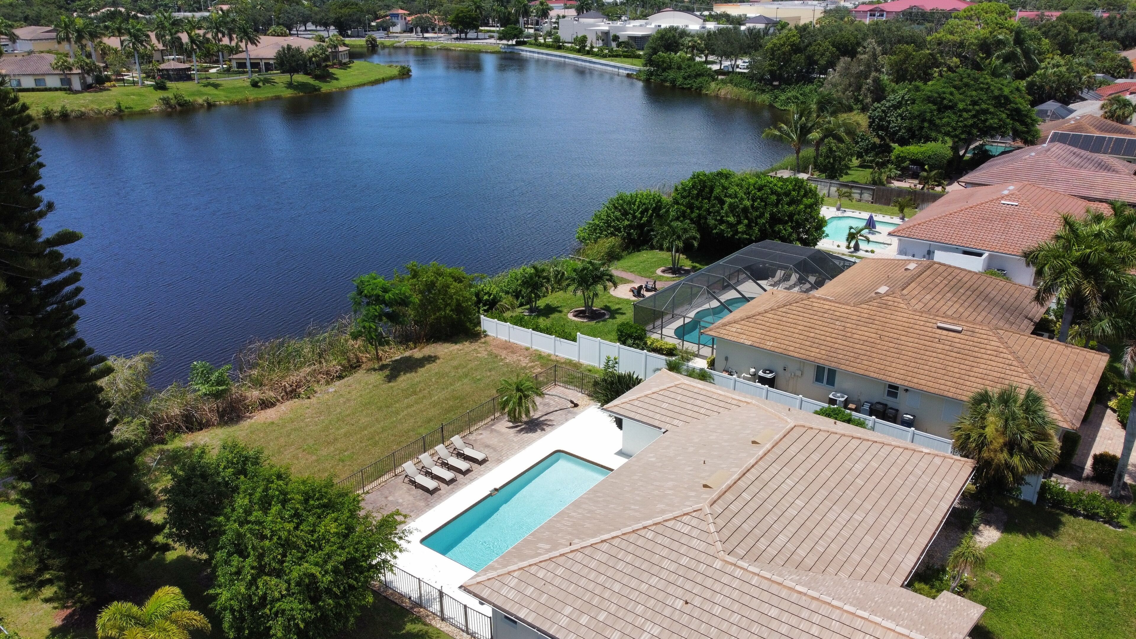 Stunning Lakeside Retreat Bonita Springs with Pool WiFi AC, completely remodeled