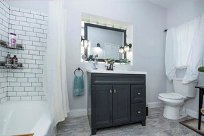 Shower, hair dryer, towels, soap - Oasis Amidst Everything! (Fort Lauderdale)