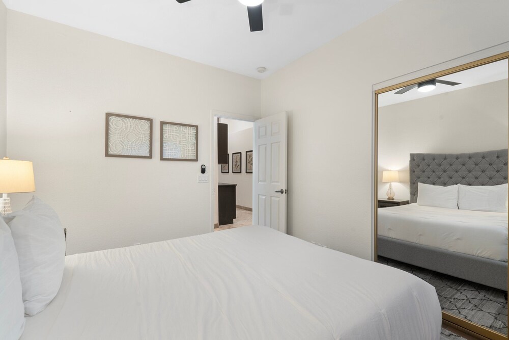 Lakeside home with private patio Grill Golf views & Pool Table