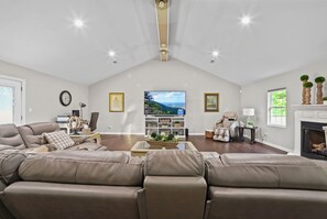 Smart-TV, Kamin, Videospiele, Tischfußball