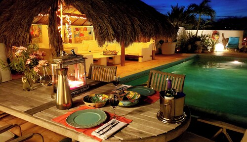 Luxurious private guesthouse with stunning pool near Spanish Lagoon