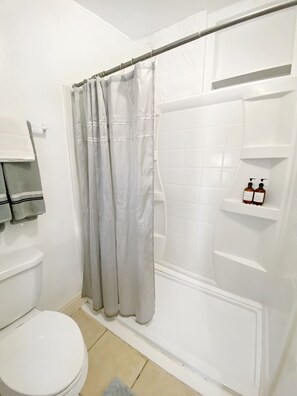 Doccia, asciugamani, sapone, shampoo