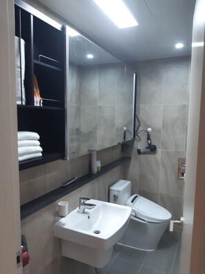 Douche, sèche-cheveux, bidet, serviettes fournies