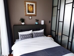 5 bedrooms, iron/ironing board, WiFi, bed sheets