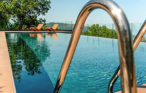 4 bedroom gorgeous home in Satriano