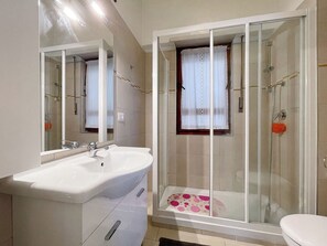 Douche, sĂšche-cheveux, bidet, serviettes fournies