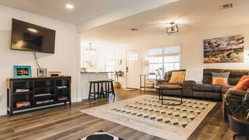 TV connectée, livres, espaces bureaux