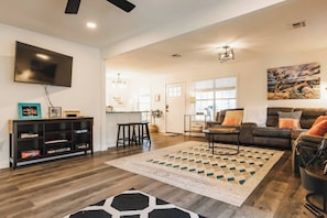 Älytelevisio, kirjoja, työhuone