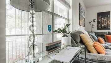 Smart TV, libros y oficina