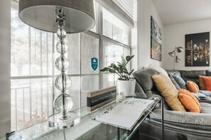 Een smart-tv, boeken en een kantoor