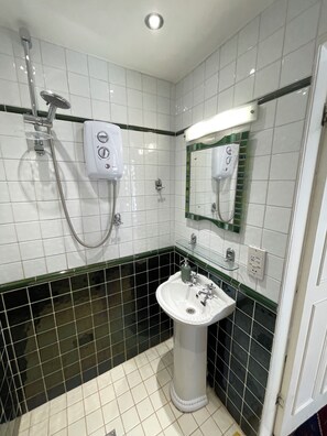 Hårtork, handdukar, tvål och schampo