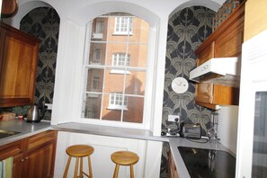 Fridge, microwave, stovetop, electric kettle - Cosy Central London apartment002 (London)