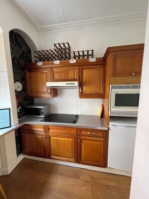 Refrigerador, microondas, parrilla de estufa y tetera eléctrica 