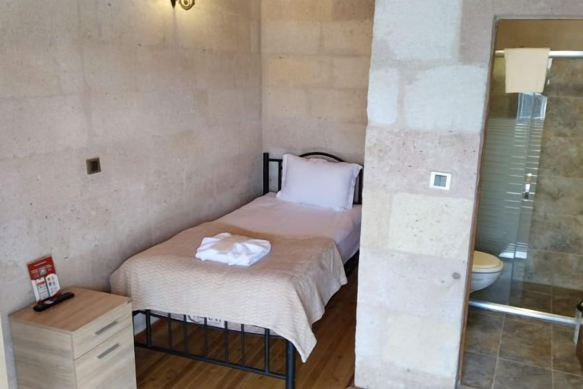 Soundproofing, cribs (free), bed sheets