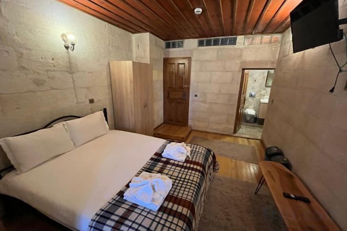 Soundproofing, cribs (free), bed sheets