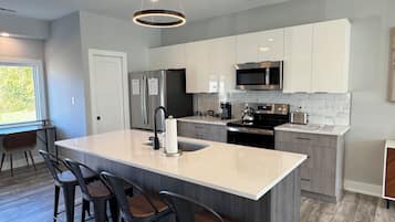 Réfrigérateur, four à micro-ondes, un four, surface de cuisson