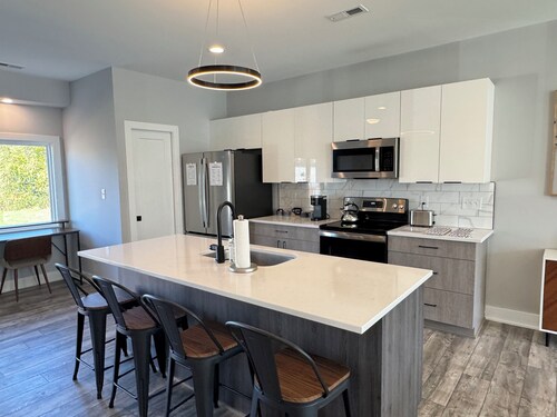 Clean luxury home near Liberty University and downtown. Quiet neighborhood,