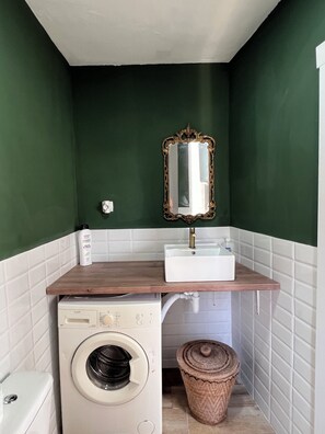 Dusche, Haartrockner, Handtücher, Seife
