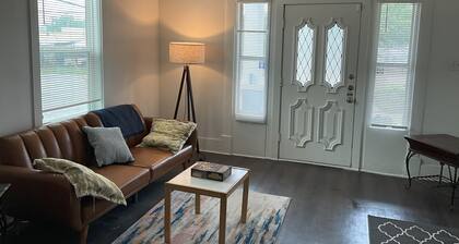 Chic 2-bedroom apartment with WiFi, AC in awesome Bishop Arts area of Dallas