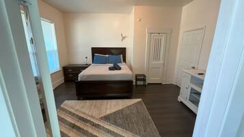 2 bedrooms, desk, iron/ironing board, WiFi