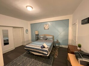 2 habitaciones, escritorio, tabla de planchar con plancha y wifi