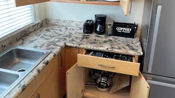 Réfrigérateur, four à micro-ondes, un four, surface de cuisson