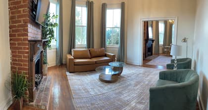 Charming 3-bedroom condo 700 ft from St. Charles Streetcar in Uptown New Orleans